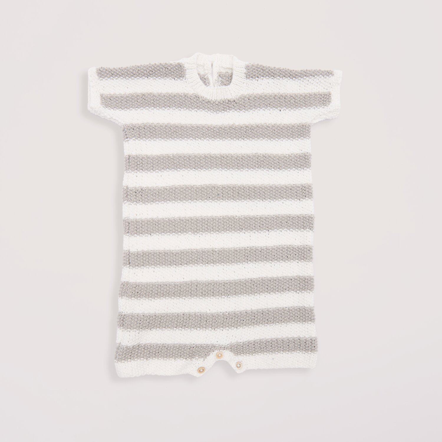 Strickset Strampler Modell 13 aus Baby Nr. 39, gestreift in Weiß und Grau, aus Baby Organic Cotton.
