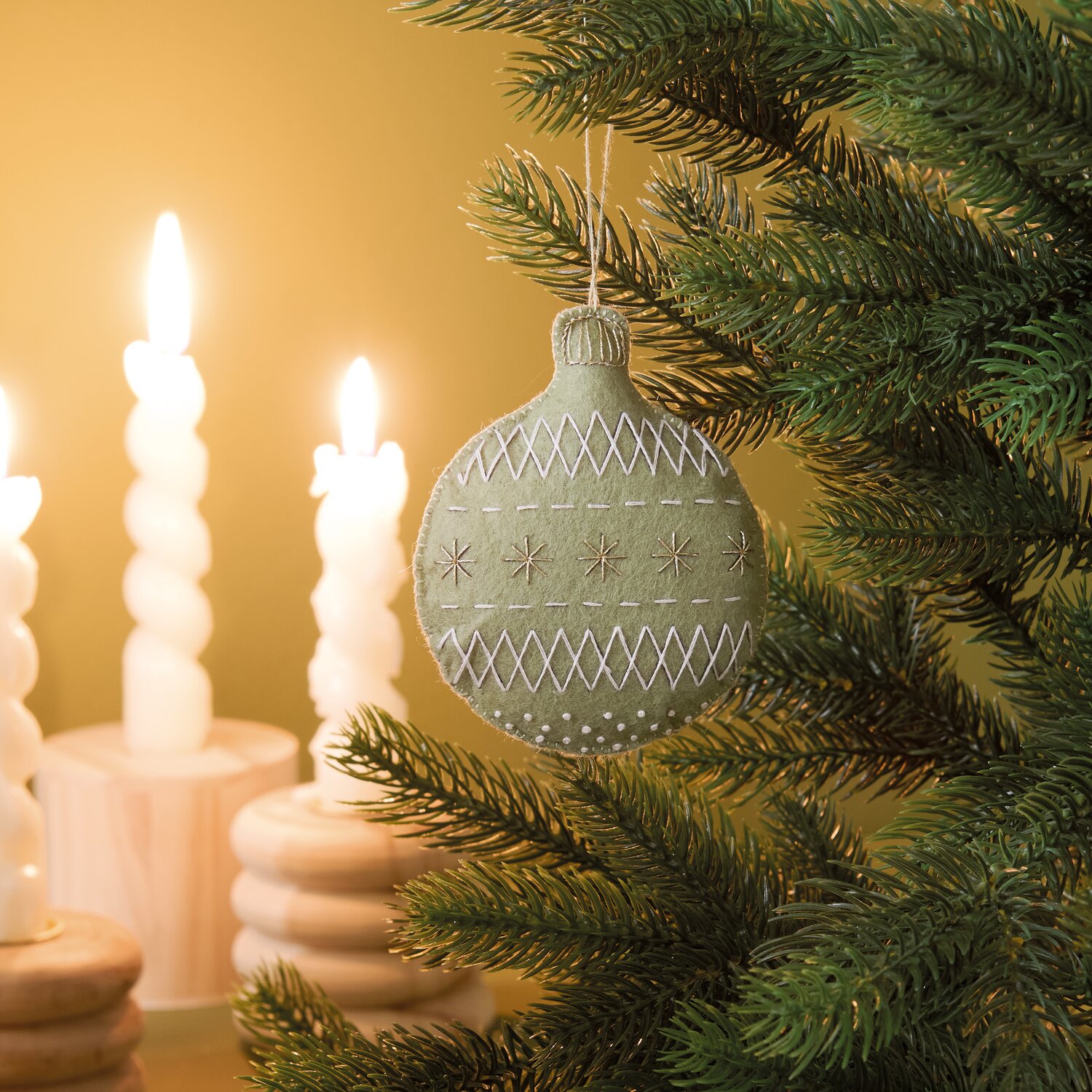 Stickpackung Filzanhänger Weihnachtskugel von Rico Design