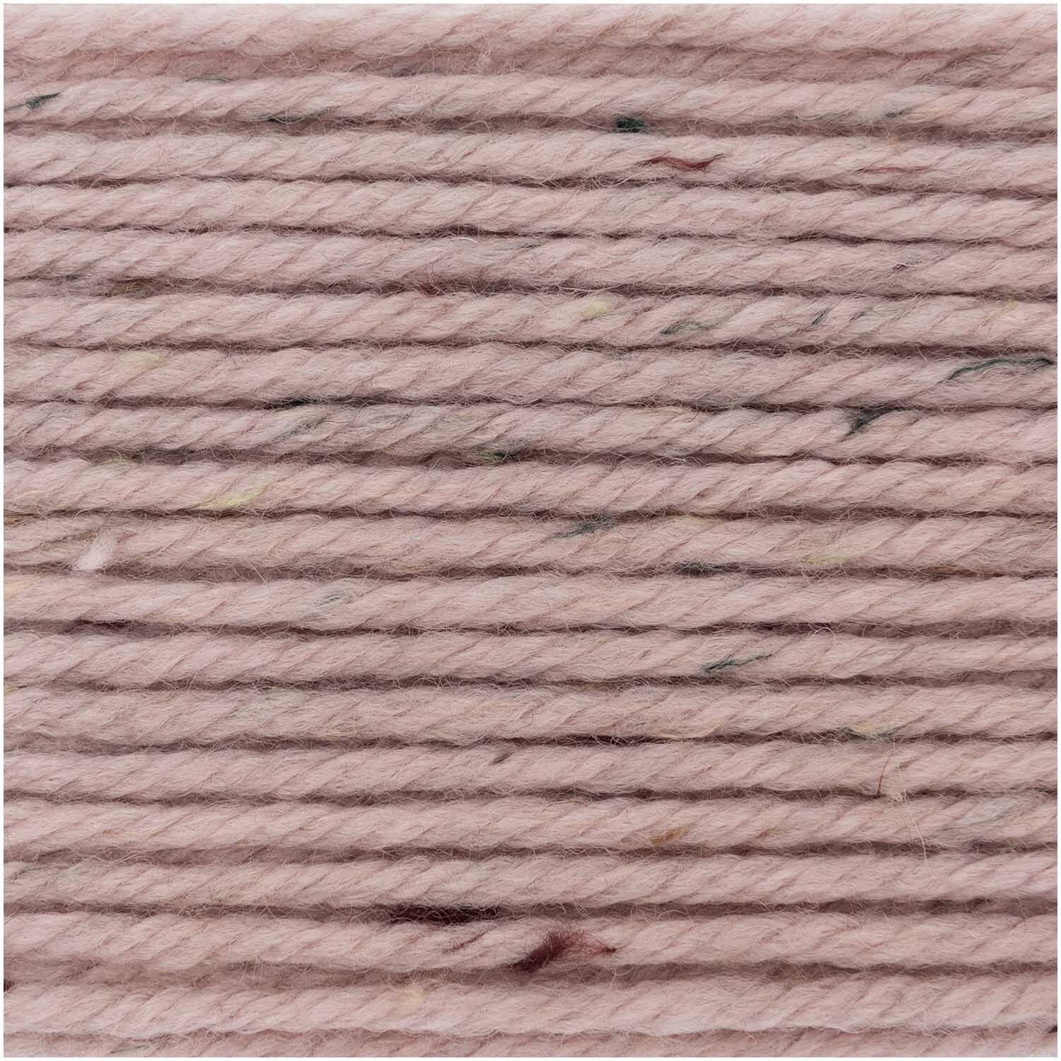 Essentials Mega Wool Tweed chunky 100g 125m Farbe Puder von Rico Design Essentials Mega Wool Tweed chunky von Rico Design in Puder, 100g Knäuel mit 125m Länge, zeigt eine weiche, dicke Wollstruktur.