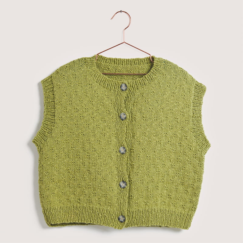 Gestrickte Weste in Oliv: Modell 23 aus dem Heft Made by Me No. 22