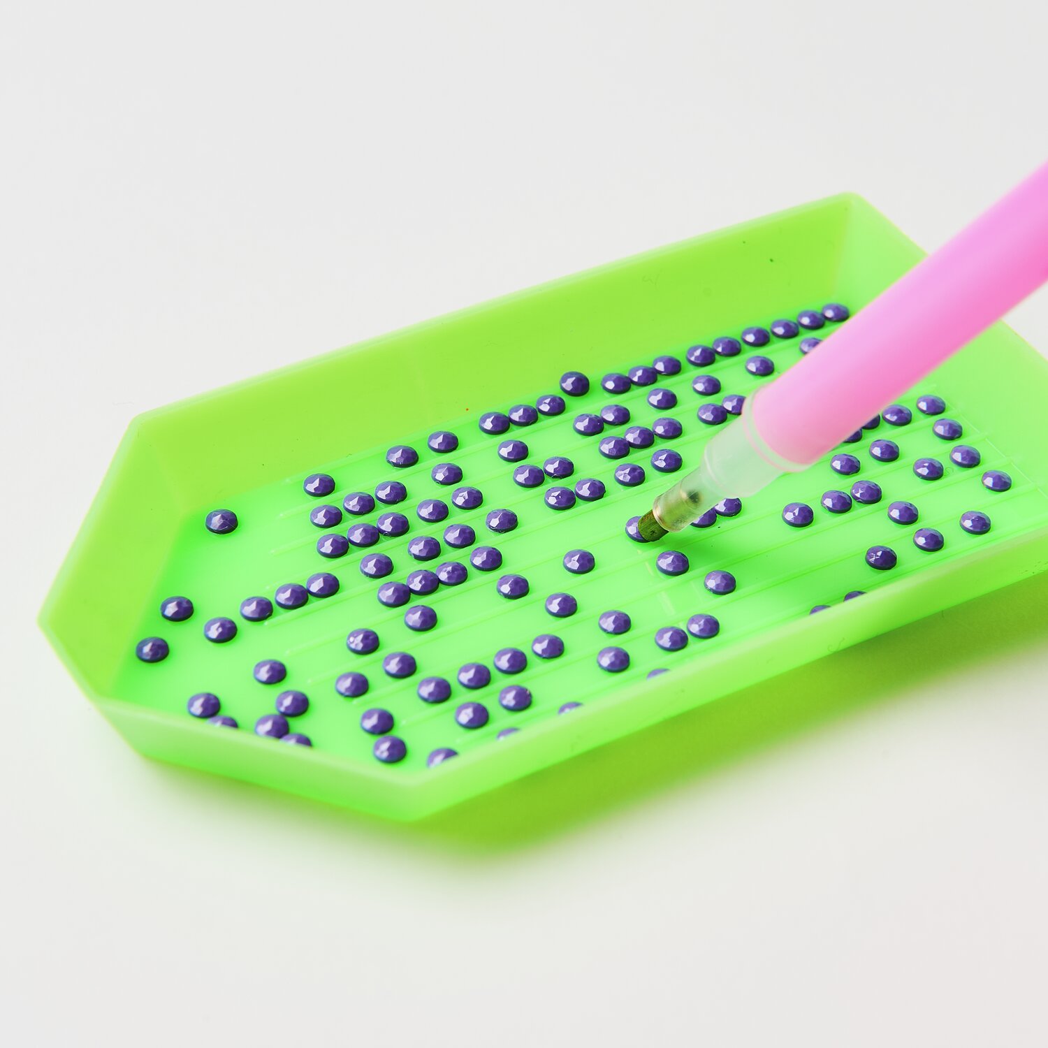 Diamond Painting Aufhänger Tiere: Grünes Tablett mit lila Steinen und pinkem Stift, 29-teilig.