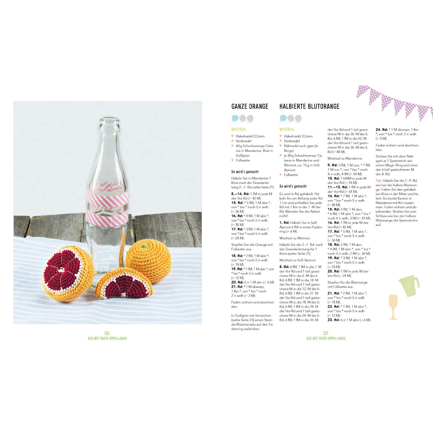 Meine Häkelküche von Edition Michael Fischer Meine Häkelküche: Gehäkelte Blutorangen und Glasflasche auf gestreiftem Tuch, EMF Verlag.