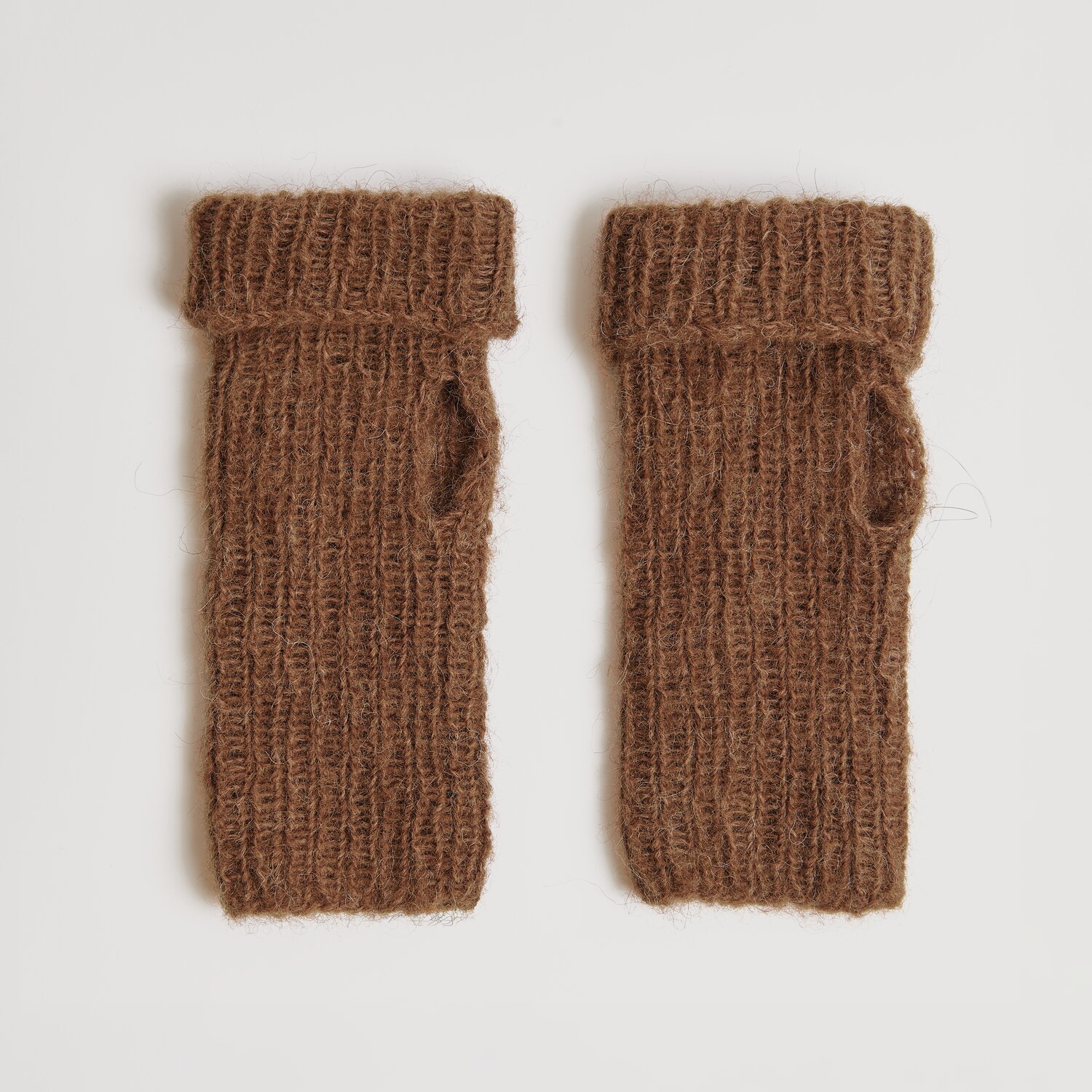 Die Neue Masche No. 13 Herbst von idee. Creativmarkt Strickset Handstulpen Modell 09 in Nougat aus Alpaka-Baumwoll-Mischung. Ideal für Herbstmode.