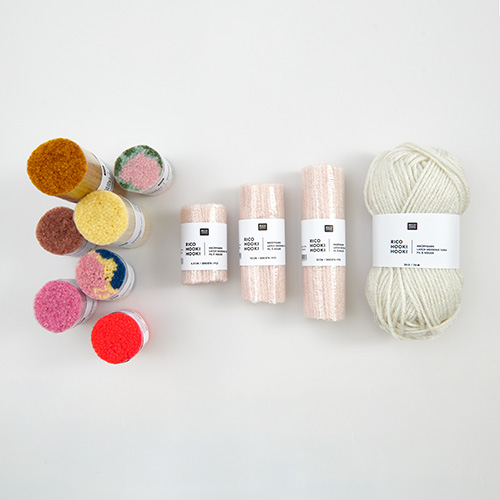 Knüpfgarne in verschiedenen Farben und Längen hingelegt und aufgestellt. Flatlay von Produkten.