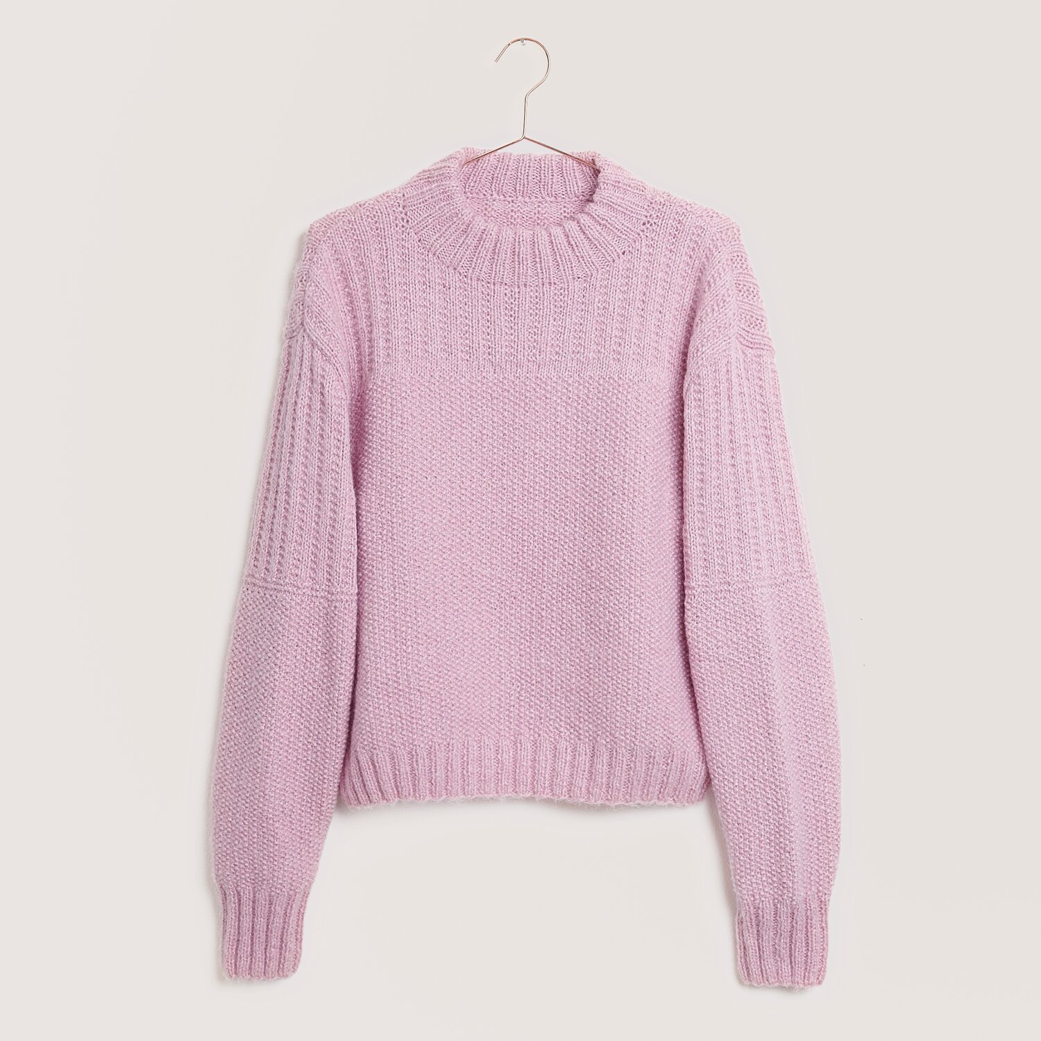 Strickset Pullover Modell 35 aus Made by Me Nr. 18 in zartem Orchidee-Ton, gestrickt aus Creative Fluffily dk Wolle, präsentiert auf einem Kleiderbügel.