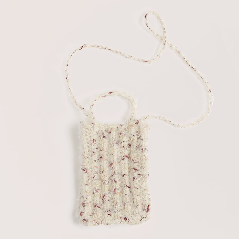 Gehäkelte, flauschige Tasche in Weiß mit roten Akzenten: Modell 03 aus dem Heft Made by Me No. 22