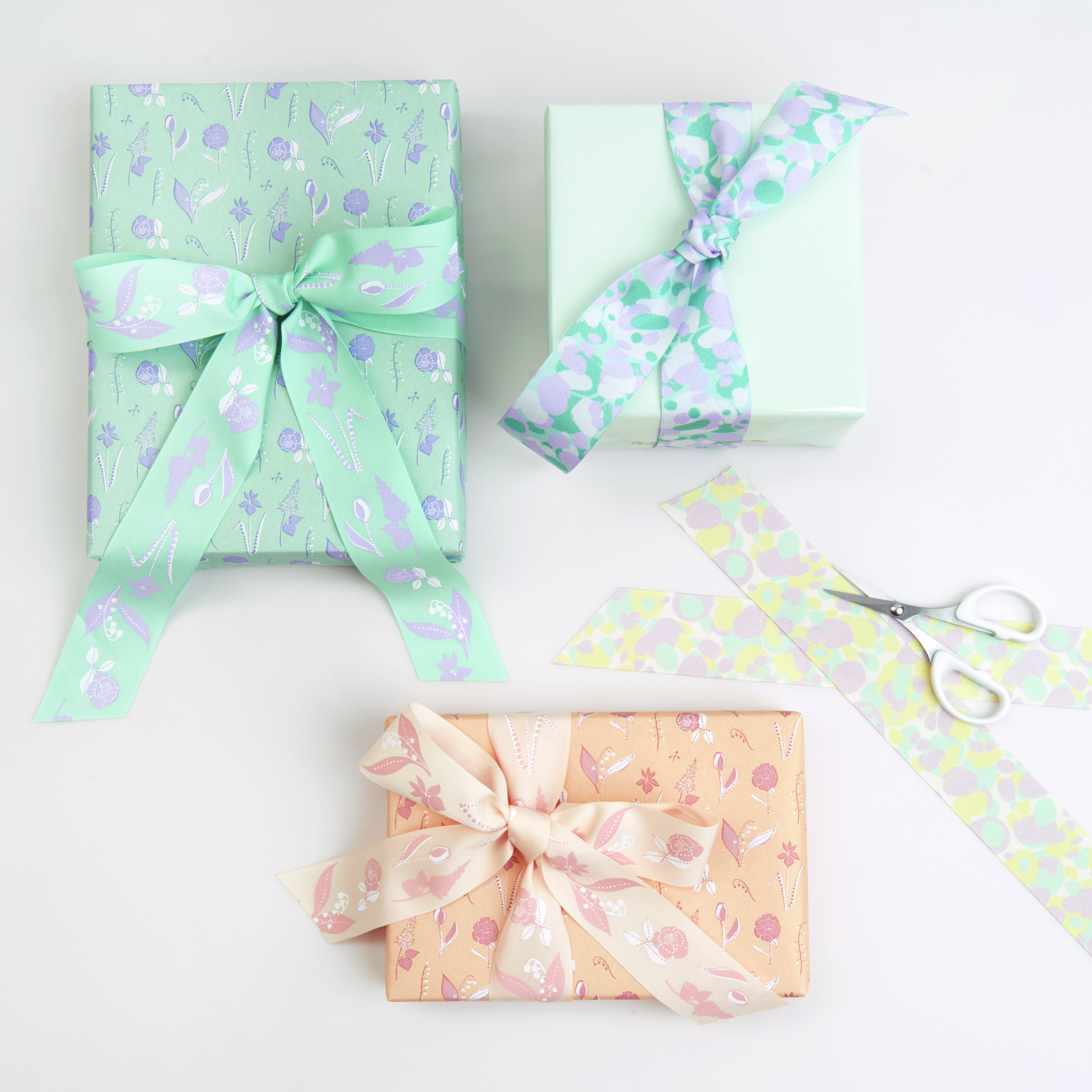 Geschenke verpackt mit floralem Geschenkpapier