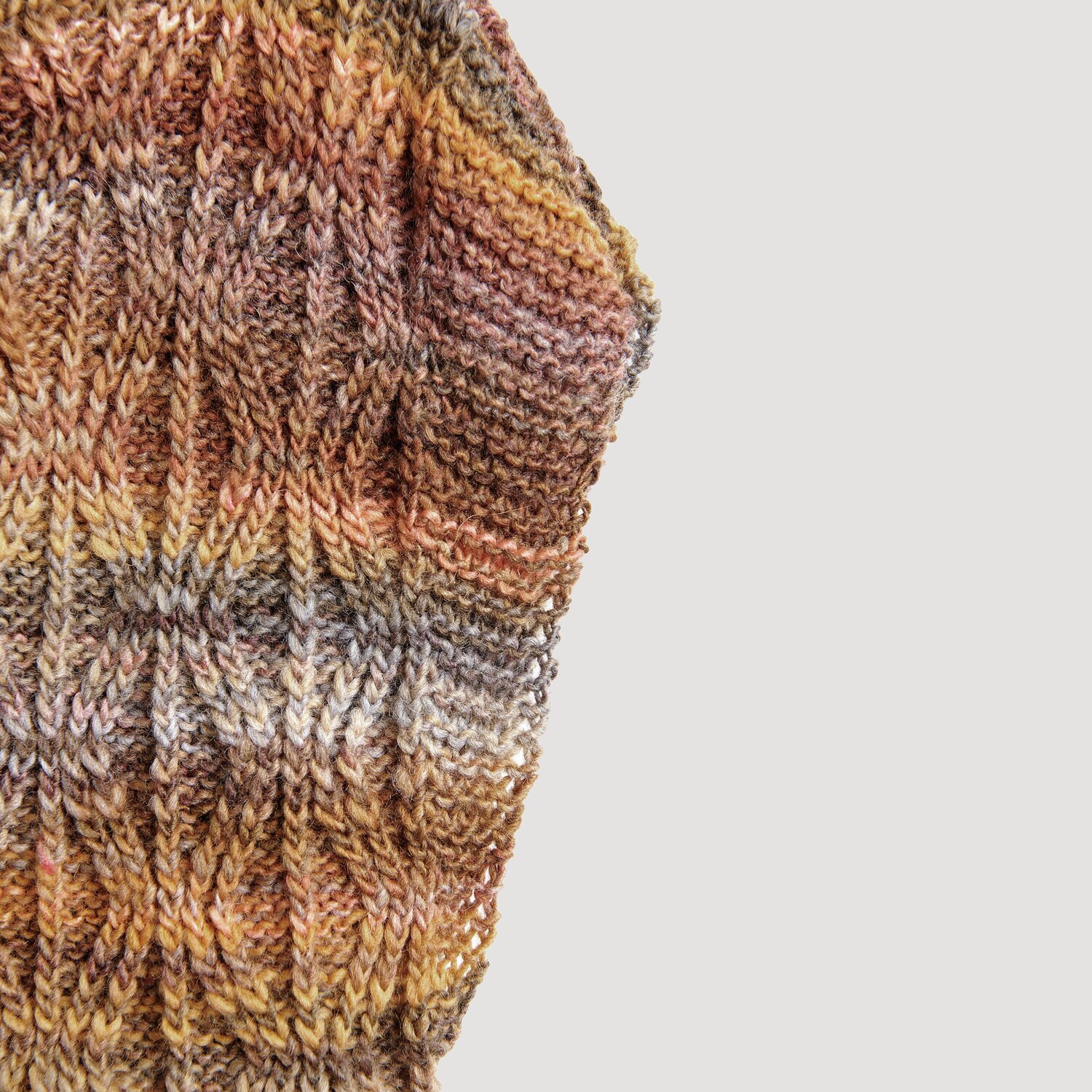 Die Neue Masche No. 13 Herbst von idee. Creativmarkt Creative Melange aran Wonderball, gestricktes Muster in warmen Herbsttönen, 200g, 640m.
