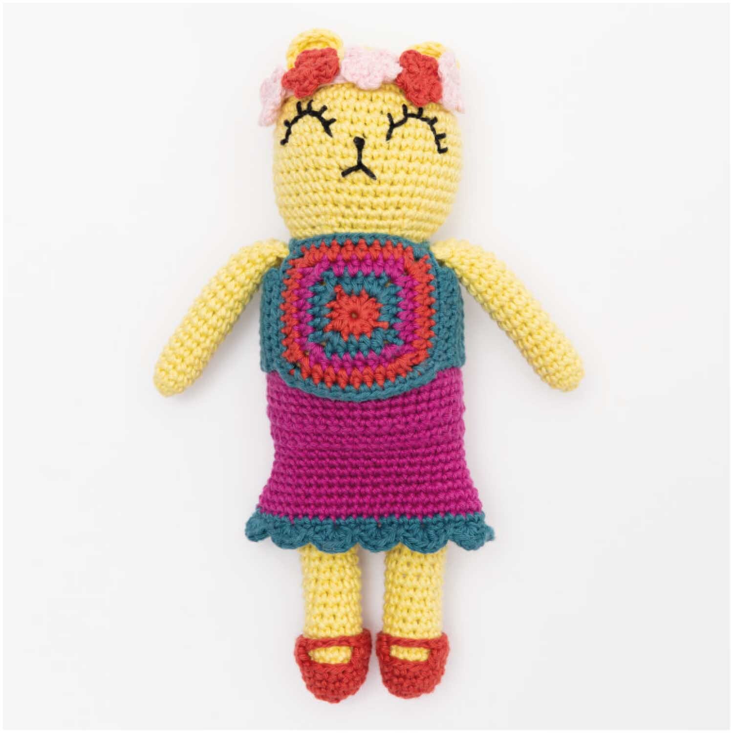 Creative Ricorumi dk: Gehäkelte Puppe mit buntem Kleid und Blumenmuster, hergestellt von Rico Design.