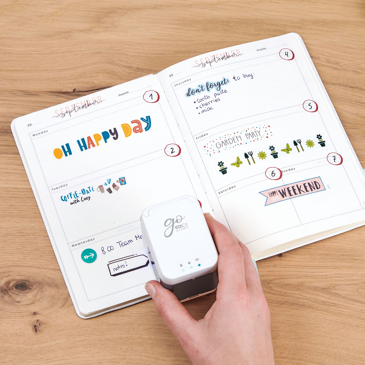e-mark go Drucker wird von einer Frauenhand verwendet um ein Bullet Journal zu bedrucken