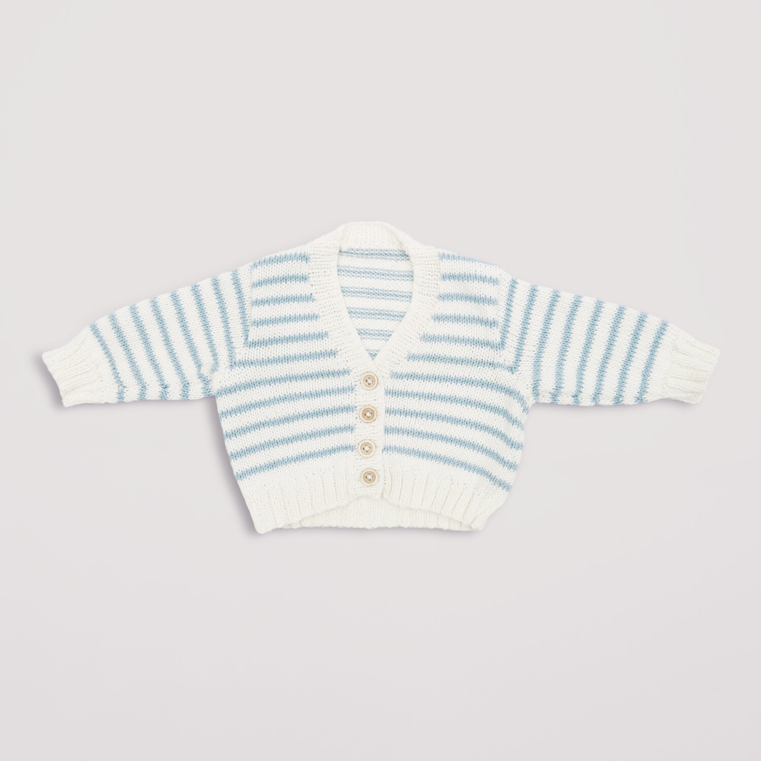 Strickset Jacke Modell 01 aus Baby Nr. 39 von Rico Design Strickset Jacke Modell 01 aus Baby Nr. 39, gestreift in Hellblau und Weiß, aus Bio-Baumwolle.