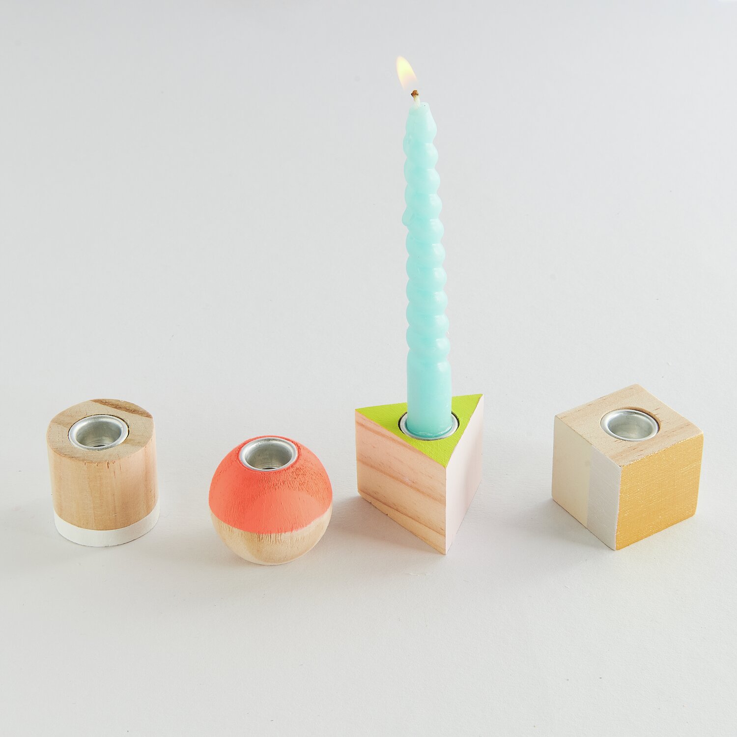Mini Kerzenhalter Geometrische Formen 3x3x3cm 4 Stück von Rico Design Mini Kerzenhalter Geometrische Formen, 3x3x3cm, 4 Stück, in Holzoptik mit bunten Akzenten.