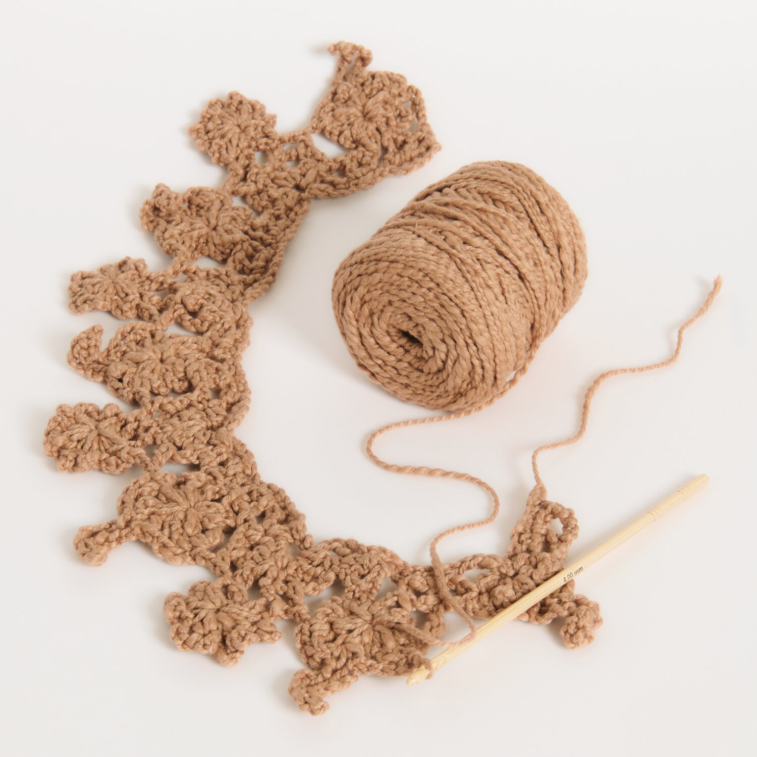 Made by Me No. 22 Frühjahr-Sommer zeigt gehäkeltes Muster in Nougat mit Häkelnadel und Garnrolle.