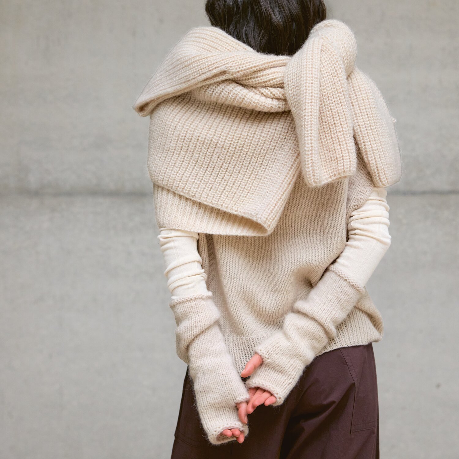 Strickset Stulpen Modell 02 aus Luxury Knits - Premium Natural Fibres von Rico Design Strickset Stulpen Modell 02 aus Luxury Knits: Frau in beigem Strickpullover mit passenden Stulpen.