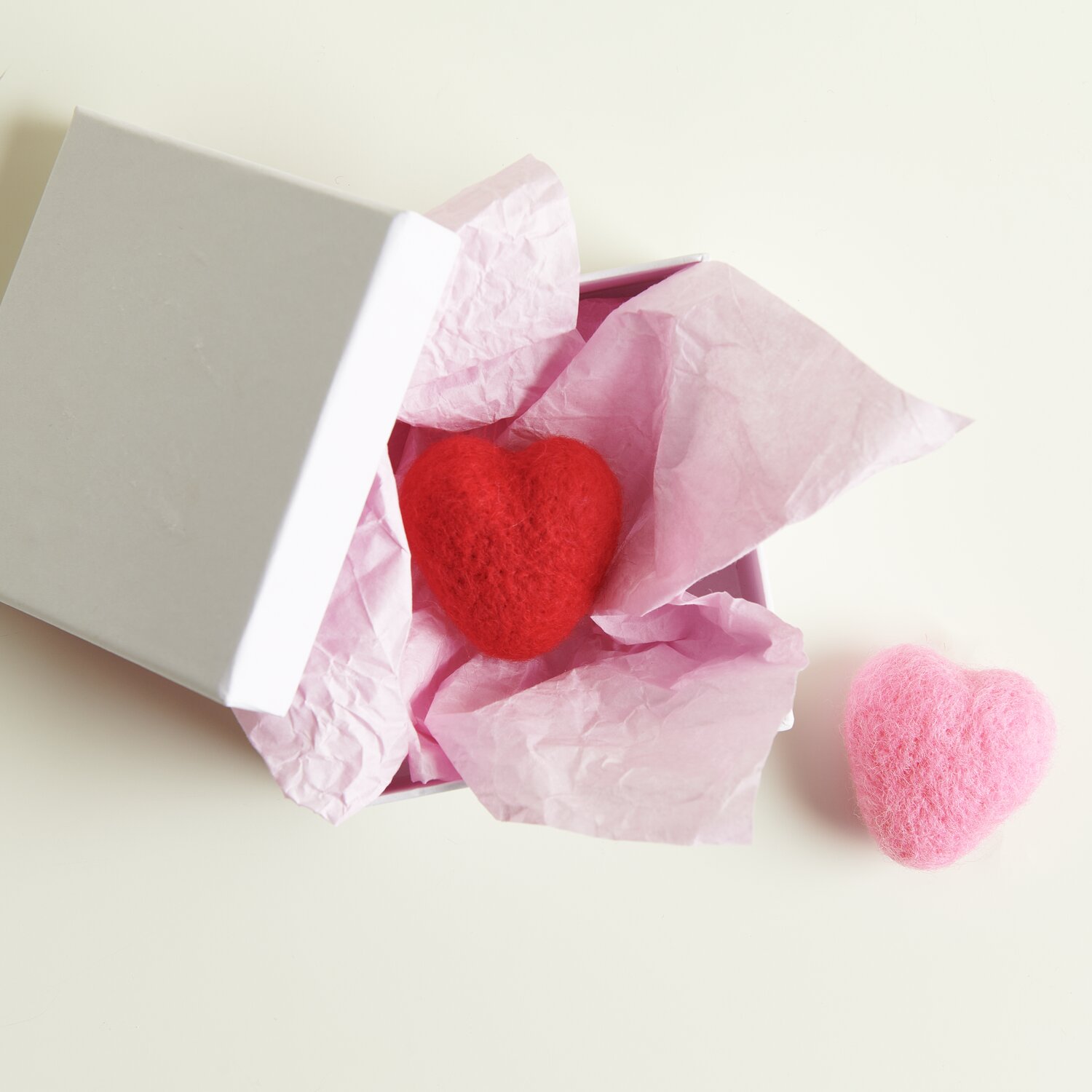 Filz-Herz in Rot und Rosa von Rico Design, präsentiert in einer offenen weißen Box mit rosa Papier.