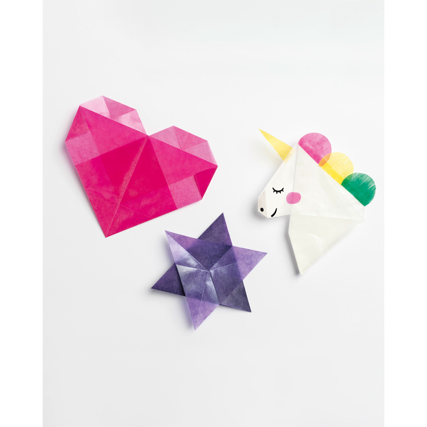 Transparentpapier Faltblätter mehrfarbig 15x15cm 500 Blatt von folia, gefaltetes Origami-Herz, Stern und Einhorn aus buntem Papier auf weißem Hintergrund