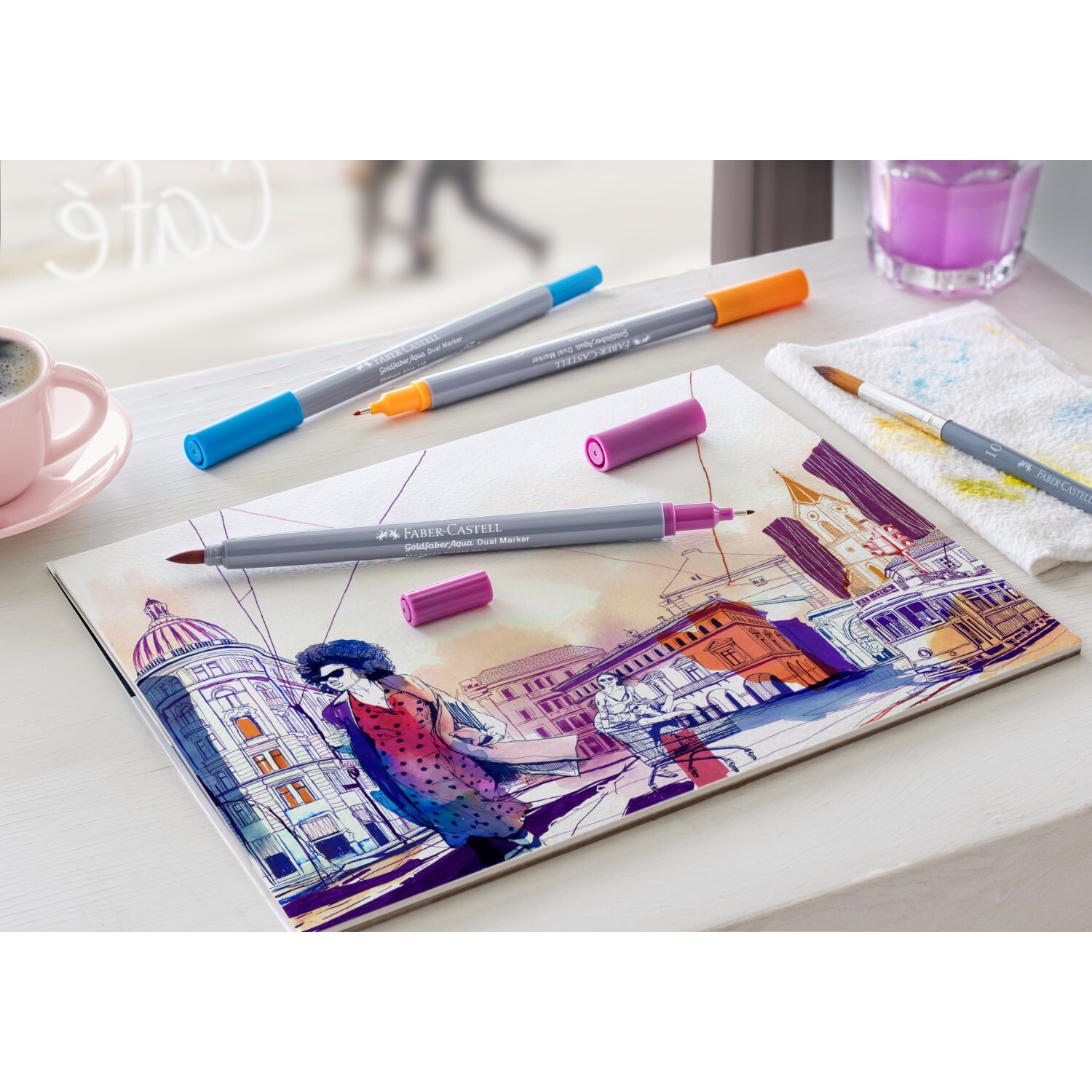 Goldfaber Aqua Dual Marker Farbe Schwarz von Faber-Castell Goldfaber Aqua Dual Marker von Faber Castell auf einem Tisch mit Skizze und bunten Farben.