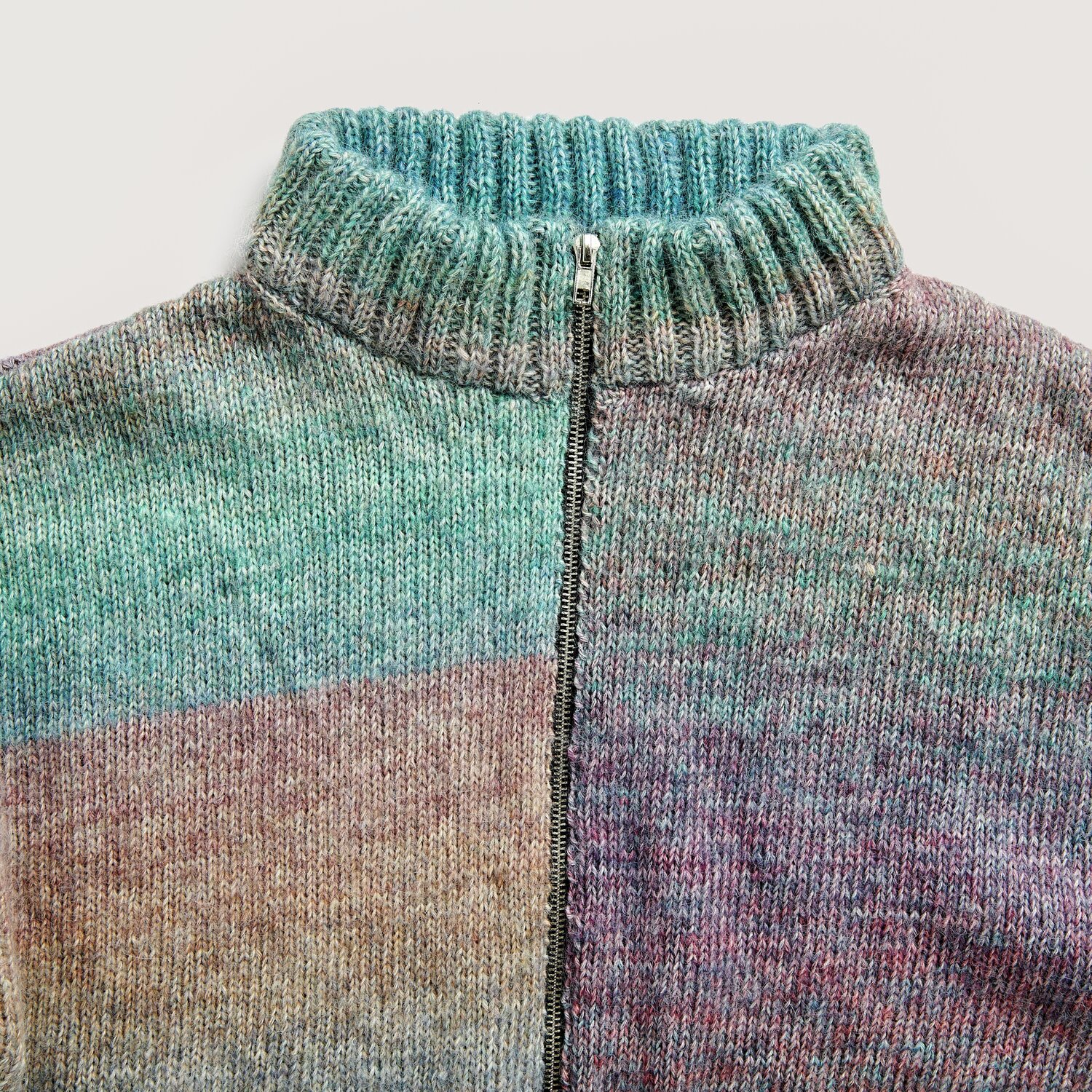 Die Neue Masche No. 12 Frühjahr-Sommer von idee. Creativmarkt Creative Painted Power Cotton dk: Bunter Strickpullover mit Reißverschluss, harmonische Farbverläufe in Blau, Grün und Rosa.