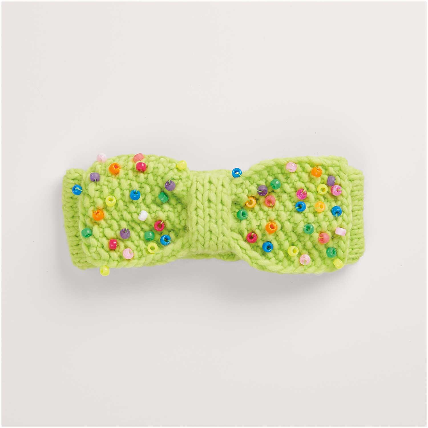 Strickset Stirnband Ponii Beads Modell 05 in leuchtendem Grün mit bunten Perlen. Hergestellt von Made by Me Nr. 17, ideal für kreative Handarbeitsprojekte.
