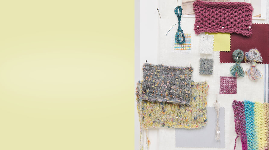 Verschiedene textile Handarbeitsprojekte, Garne und Zubehör neben einer hellgelben Farbfläche