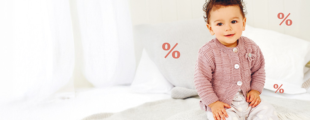 Baby mit Strickjacke und Prozentzeichen im Bild