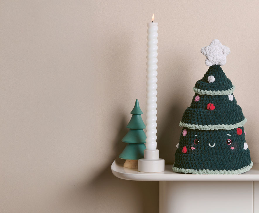 Gehäkelter Tannenbaum Gehäkelter Tannenbaum auf Regalbrett