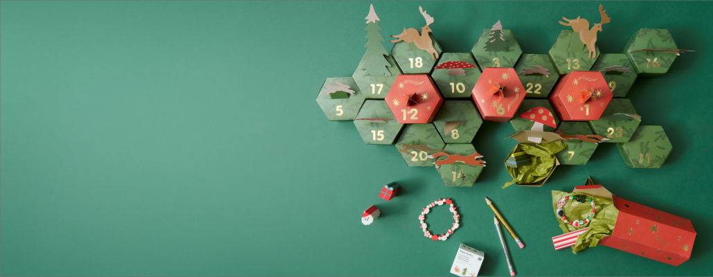 Geöffneter Adventskalender in Wabenform mit kleinen Überraschungen und Tiermotiven.