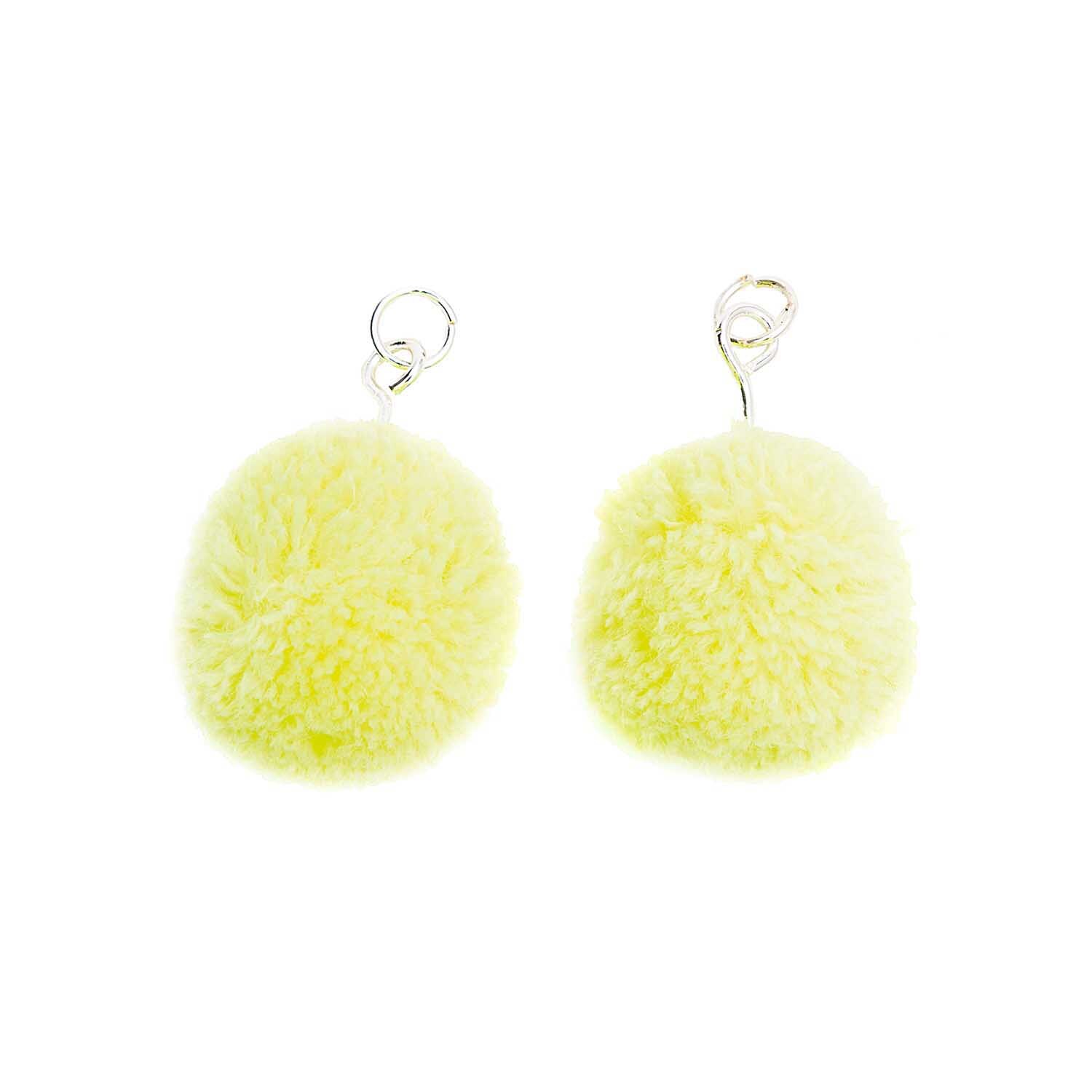 Pompons mit Öse 2cm 2 Stück in leuchtendem Gelb von Rico Design, ideal für kreative Projekte.