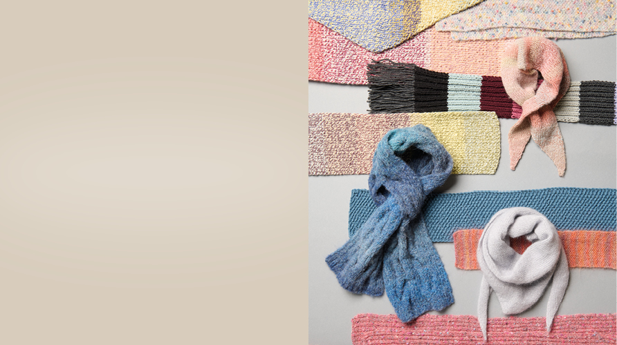 Mehrere und unterschiedliche gestrickte Schals und Tücher sind neben und übereinander ausgebreitet, daneben ein beiger Farbausschnitt.